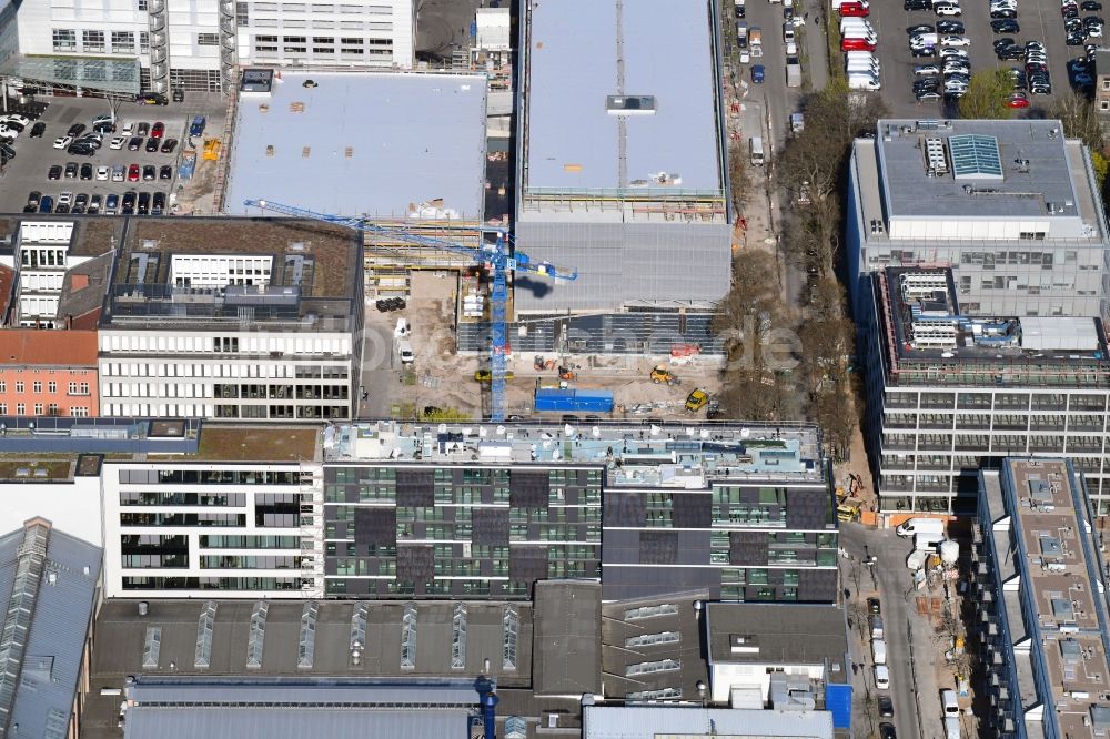 Berlin aus der Vogelperspektive: Erweiterungs - Neubau - Baustelle auf dem Werksgelände der Daimler AG in Berlin, Deutschland