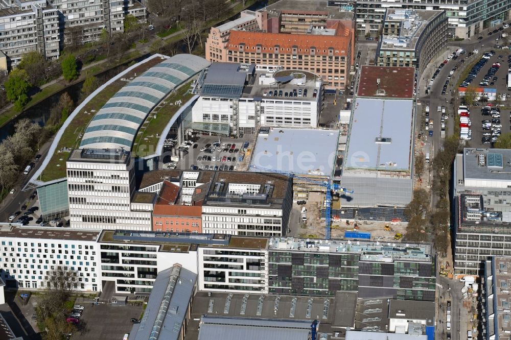 Luftbild Berlin - Erweiterungs - Neubau - Baustelle auf dem Werksgelände der Daimler AG in Berlin, Deutschland