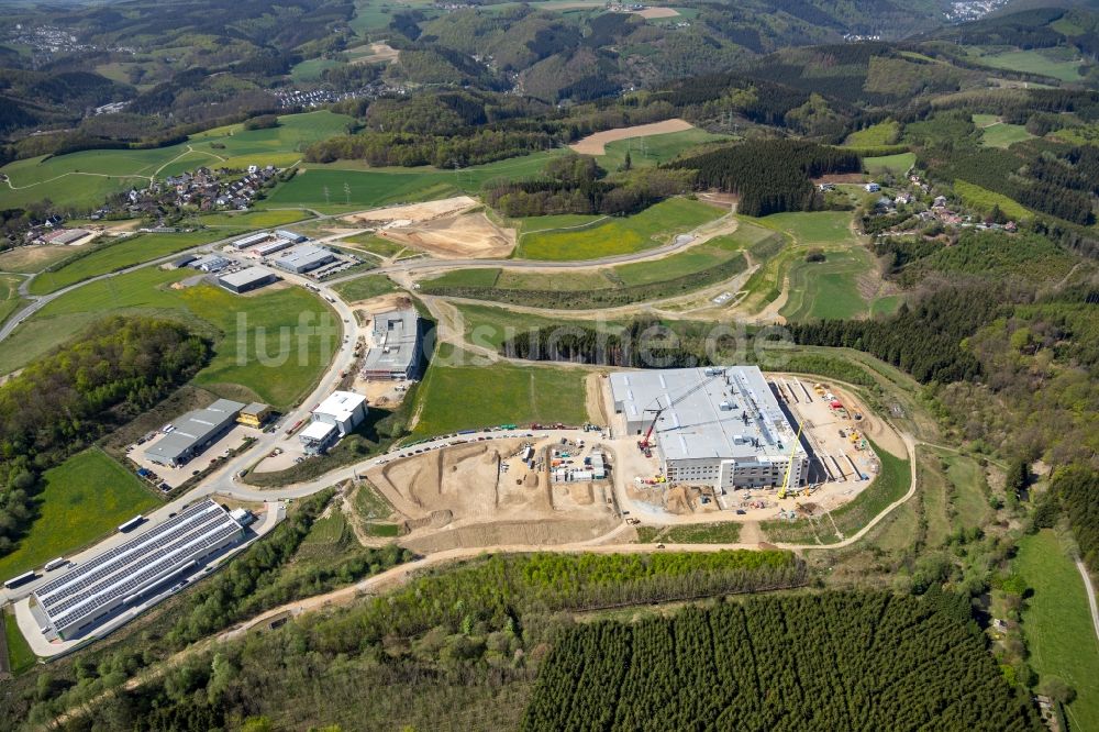 Luftaufnahme Altena - Erweiterungs - Neubau - Baustelle auf dem Werksgelände im Gewerbegebiet in Rosmart im Bundesland Nordrhein-Westfalen, Deutschland