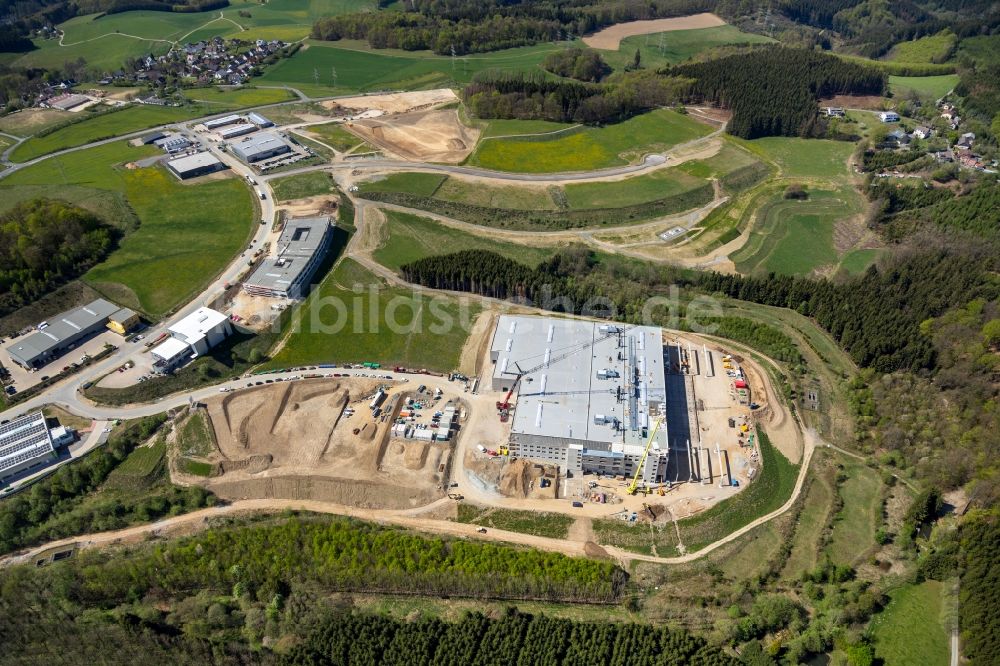 Altena von oben - Erweiterungs - Neubau - Baustelle auf dem Werksgelände im Gewerbegebiet in Rosmart im Bundesland Nordrhein-Westfalen, Deutschland