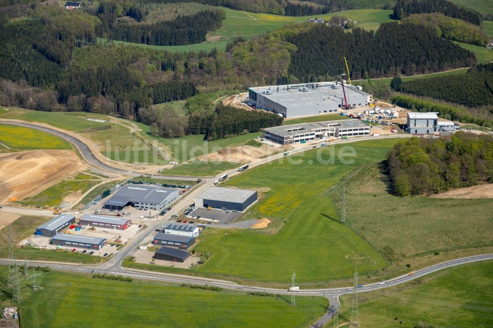 Luftbild Altena - Erweiterungs - Neubau - Baustelle auf dem Werksgelände im Gewerbegebiet in Rosmart im Bundesland Nordrhein-Westfalen, Deutschland