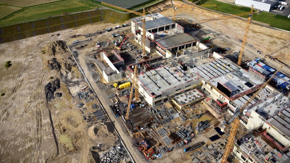 Grafschaft aus der Vogelperspektive: Erweiterungs - Neubau - Baustelle auf dem Werksgelände der Haribo GmbH in Grafschaft im Bundesland Rheinland-Pfalz, Deutschland