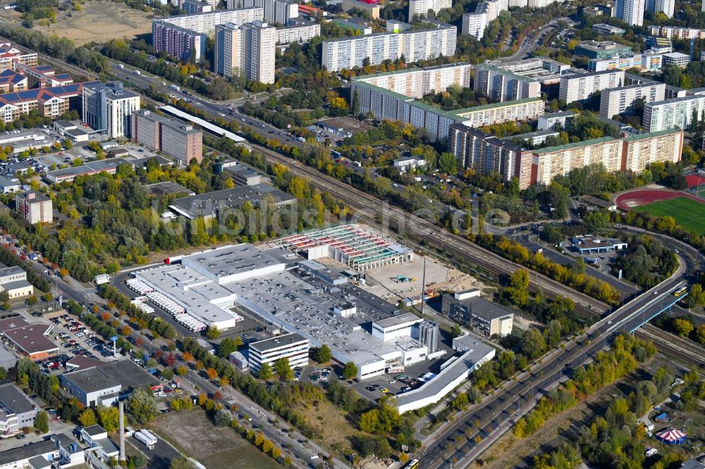 Berlin aus der Vogelperspektive: Erweiterungs - Neubau - Baustelle auf dem Werksgelände der Harry-Brot GmbH im Ortsteil Marzahn in Berlin, Deutschland