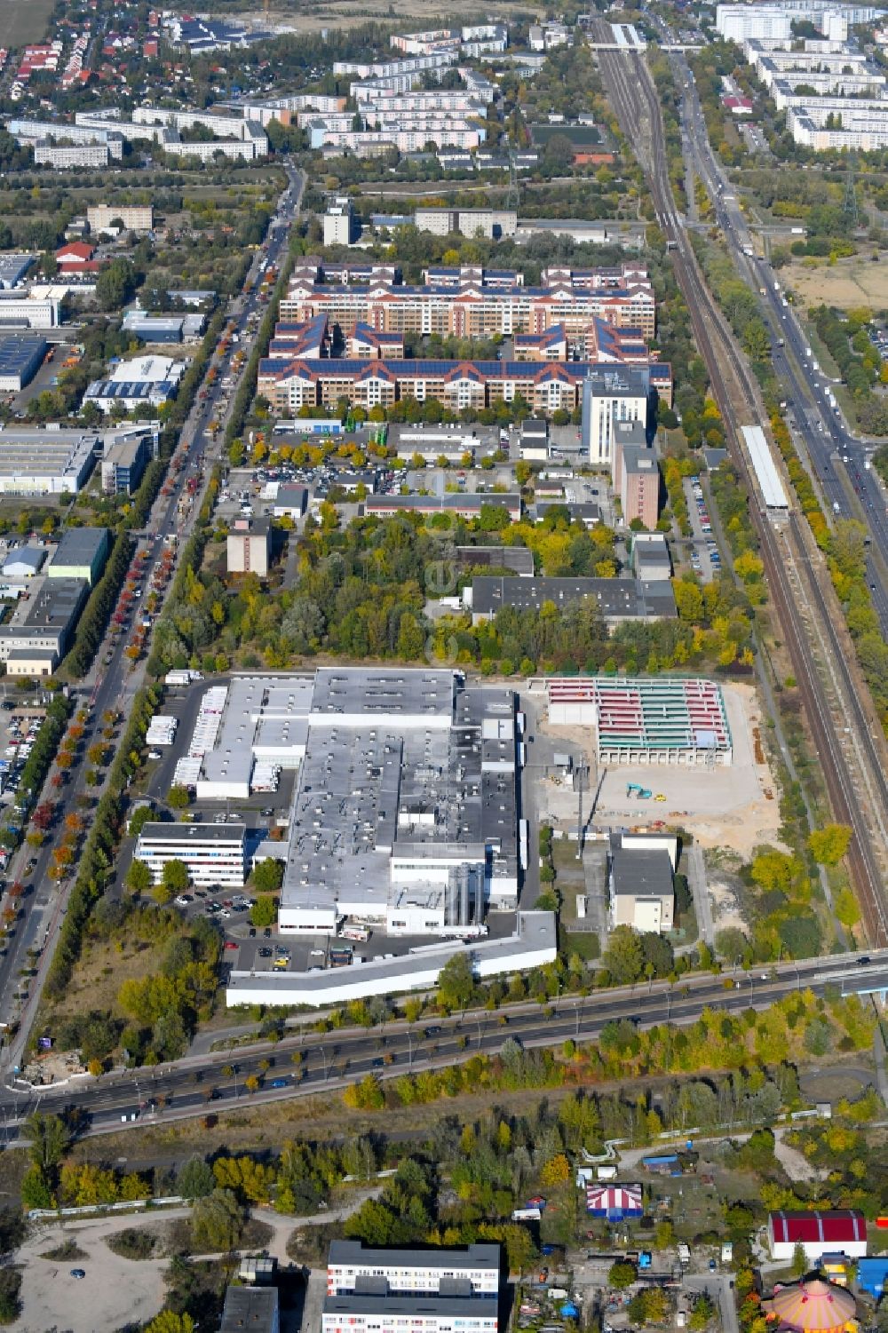 Berlin aus der Vogelperspektive: Erweiterungs - Neubau - Baustelle auf dem Werksgelände der Harry-Brot GmbH im Ortsteil Marzahn in Berlin, Deutschland