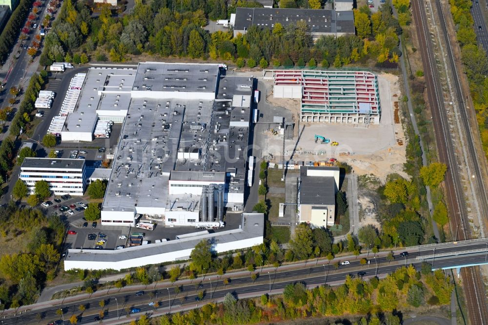 Luftbild Berlin - Erweiterungs - Neubau - Baustelle auf dem Werksgelände der Harry-Brot GmbH im Ortsteil Marzahn in Berlin, Deutschland