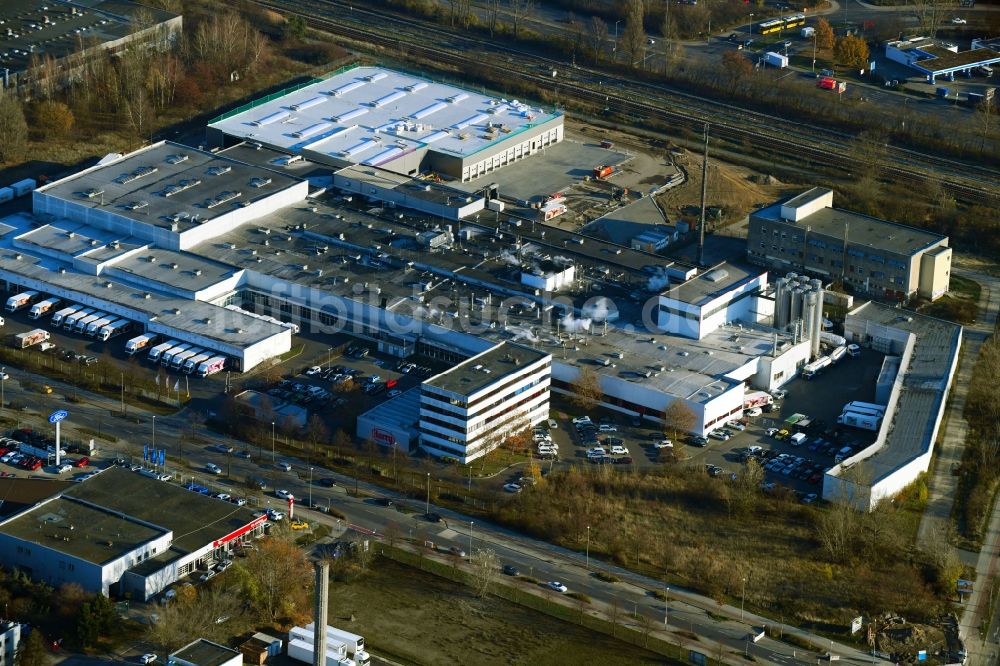 Luftaufnahme Berlin - Erweiterungs - Neubau - Baustelle auf dem Werksgelände der Harry-Brot GmbH im Ortsteil Marzahn in Berlin, Deutschland