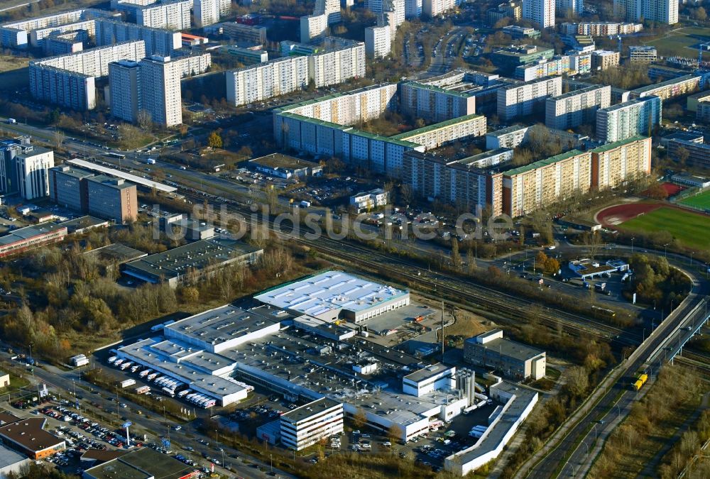 Berlin aus der Vogelperspektive: Erweiterungs - Neubau - Baustelle auf dem Werksgelände der Harry-Brot GmbH im Ortsteil Marzahn in Berlin, Deutschland