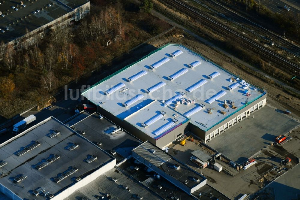 Berlin aus der Vogelperspektive: Erweiterungs - Neubau - Baustelle auf dem Werksgelände der Harry-Brot GmbH im Ortsteil Marzahn in Berlin, Deutschland