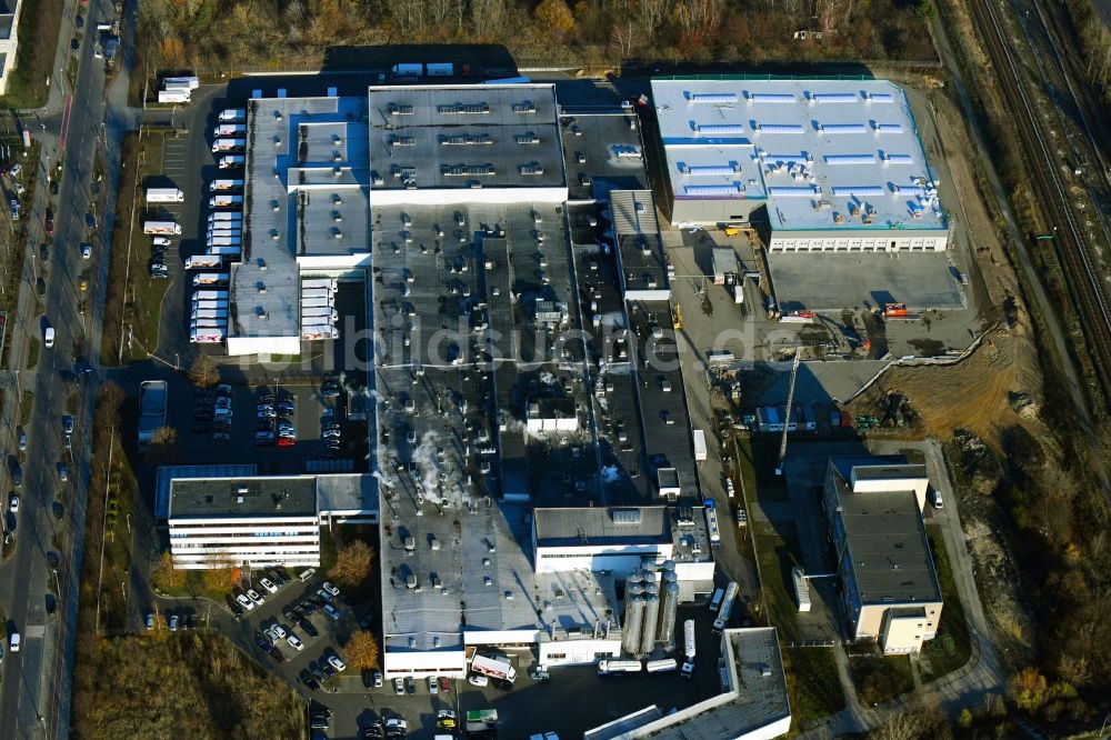 Luftaufnahme Berlin - Erweiterungs - Neubau - Baustelle auf dem Werksgelände der Harry-Brot GmbH im Ortsteil Marzahn in Berlin, Deutschland