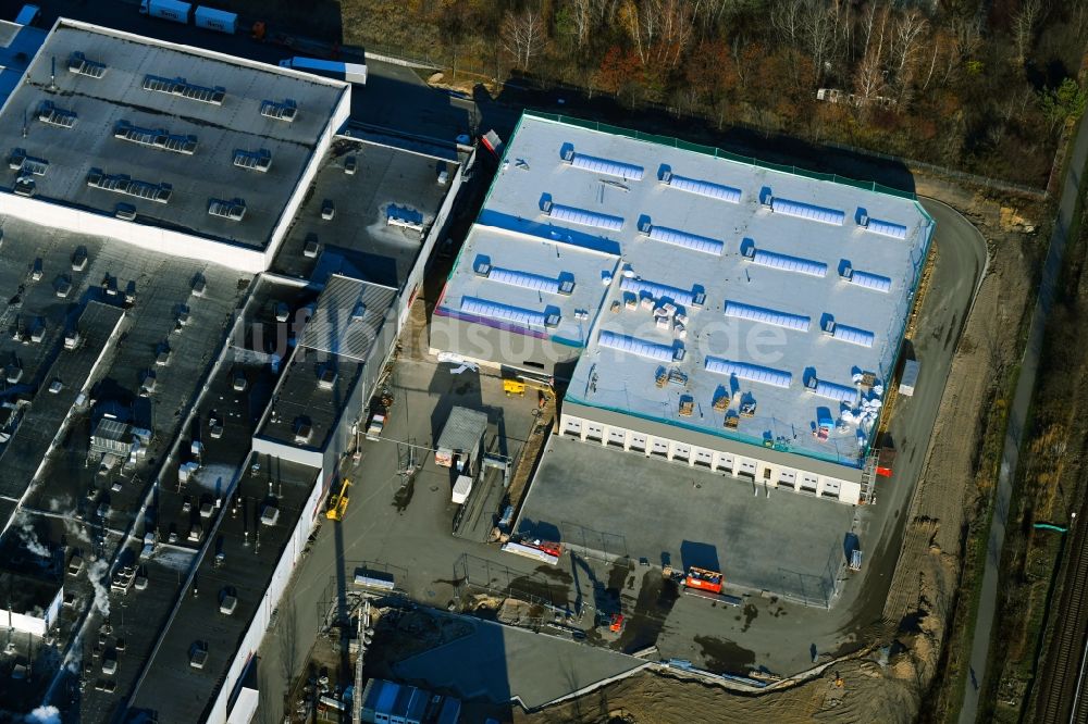 Berlin aus der Vogelperspektive: Erweiterungs - Neubau - Baustelle auf dem Werksgelände der Harry-Brot GmbH im Ortsteil Marzahn in Berlin, Deutschland