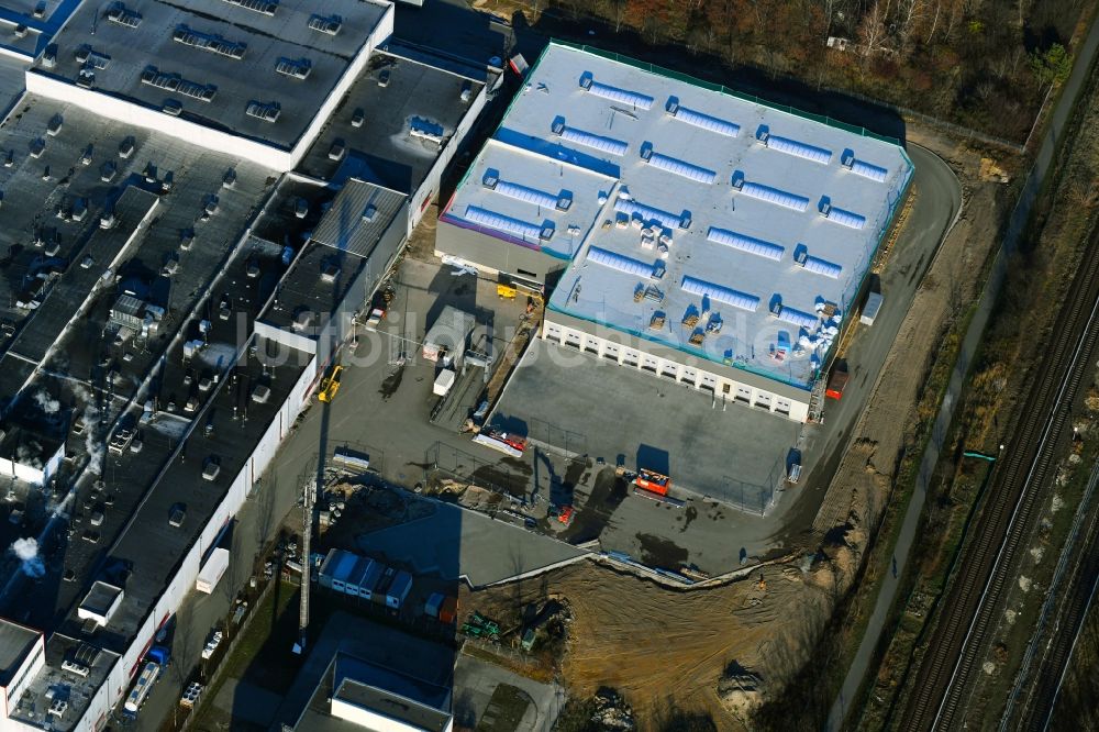 Luftbild Berlin - Erweiterungs - Neubau - Baustelle auf dem Werksgelände der Harry-Brot GmbH im Ortsteil Marzahn in Berlin, Deutschland