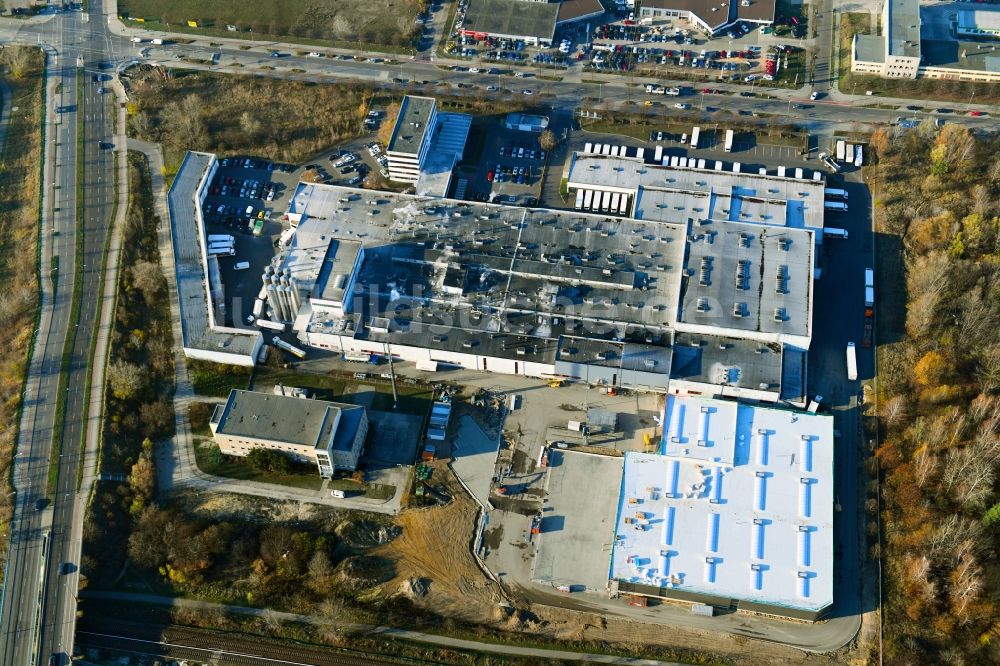 Luftaufnahme Berlin - Erweiterungs - Neubau - Baustelle auf dem Werksgelände der Harry-Brot GmbH im Ortsteil Marzahn in Berlin, Deutschland