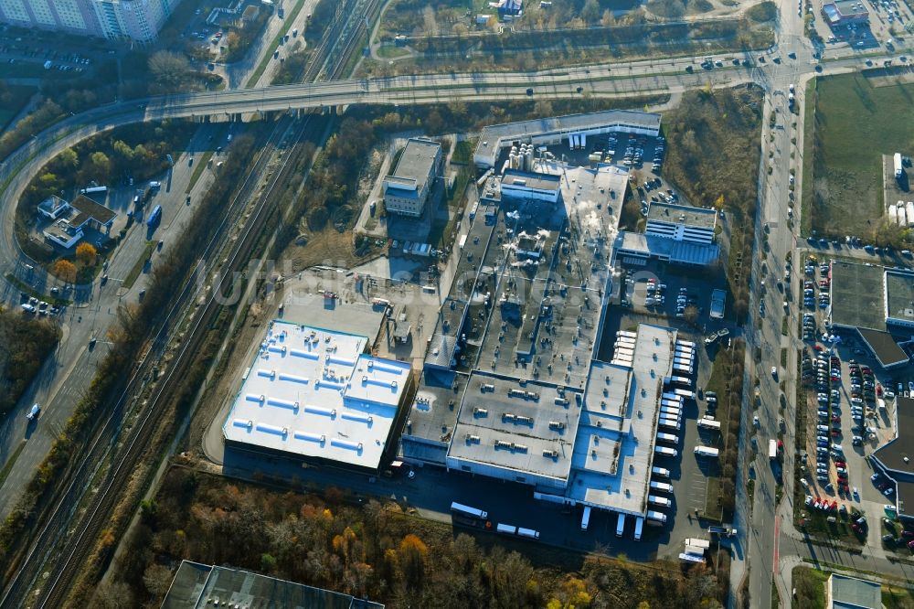 Berlin aus der Vogelperspektive: Erweiterungs - Neubau - Baustelle auf dem Werksgelände der Harry-Brot GmbH im Ortsteil Marzahn in Berlin, Deutschland