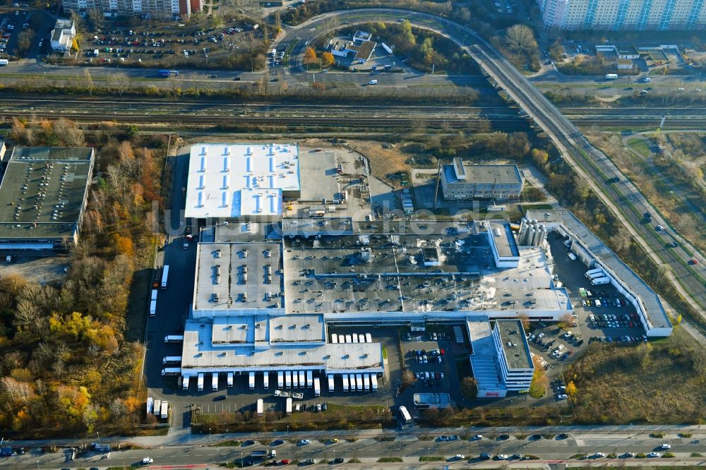 Luftbild Berlin - Erweiterungs - Neubau - Baustelle auf dem Werksgelände der Harry-Brot GmbH im Ortsteil Marzahn in Berlin, Deutschland