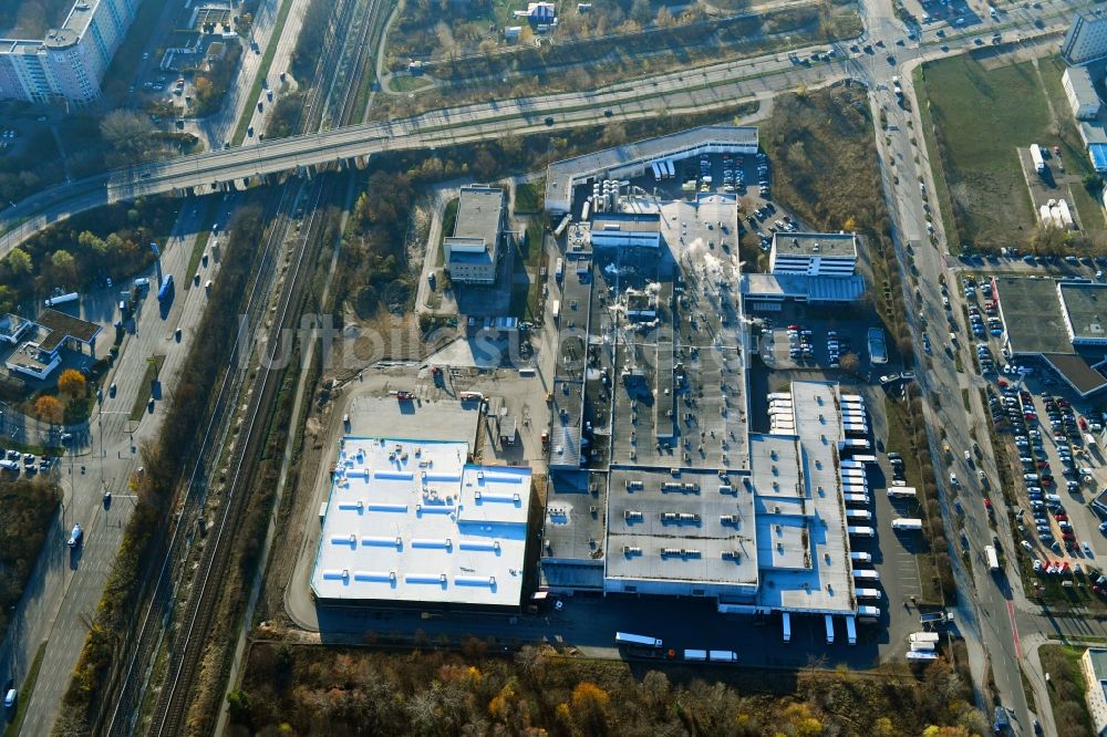 Luftbild Berlin - Erweiterungs - Neubau - Baustelle auf dem Werksgelände der Harry-Brot GmbH im Ortsteil Marzahn in Berlin, Deutschland