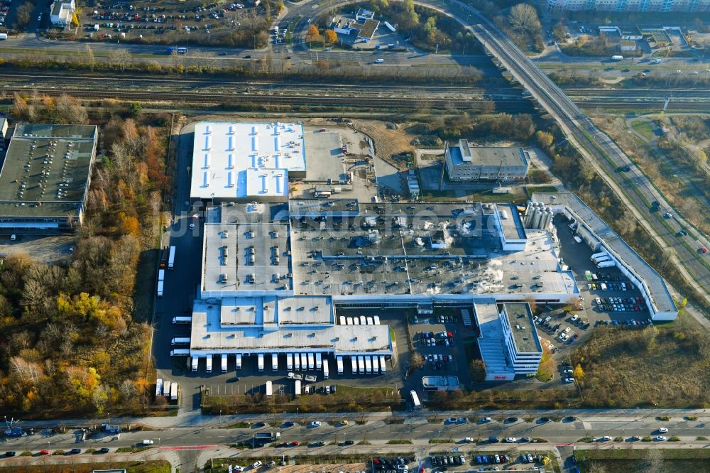 Luftaufnahme Berlin - Erweiterungs - Neubau - Baustelle auf dem Werksgelände der Harry-Brot GmbH im Ortsteil Marzahn in Berlin, Deutschland