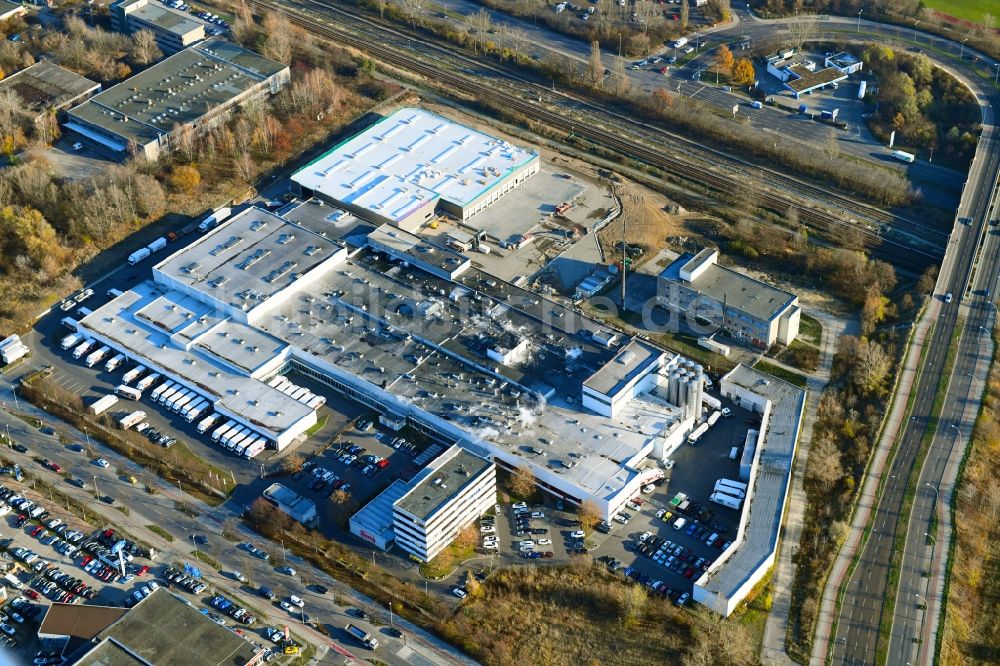 Berlin von oben - Erweiterungs - Neubau - Baustelle auf dem Werksgelände der Harry-Brot GmbH im Ortsteil Marzahn in Berlin, Deutschland