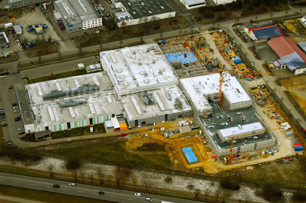 Aichach aus der Vogelperspektive: Erweiterungs - Neubau - Baustelle auf dem Werksgelände der Julius Zorn GmbH in Aichach im Bundesland Bayern, Deutschland