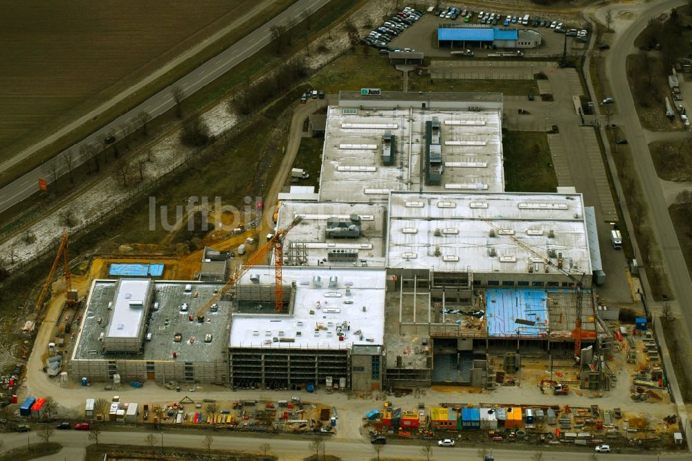 Aichach aus der Vogelperspektive: Erweiterungs - Neubau - Baustelle auf dem Werksgelände der Julius Zorn GmbH in Aichach im Bundesland Bayern, Deutschland