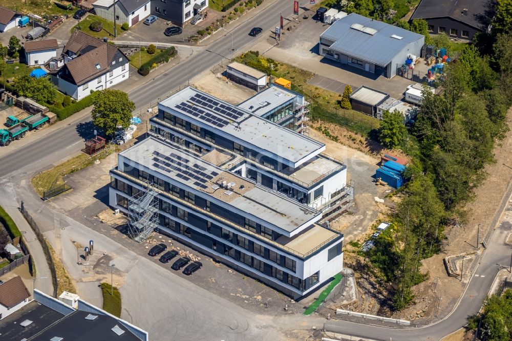 Kirchhundem von oben - Erweiterungs - Neubau - Baustelle auf dem Werksgelände der MENNEKES Elektrotechnik GmbH & Co. KG im Ortsteil Welschen-Ennest in Kirchhundem im Bundesland Nordrhein-Westfalen, Deutschland