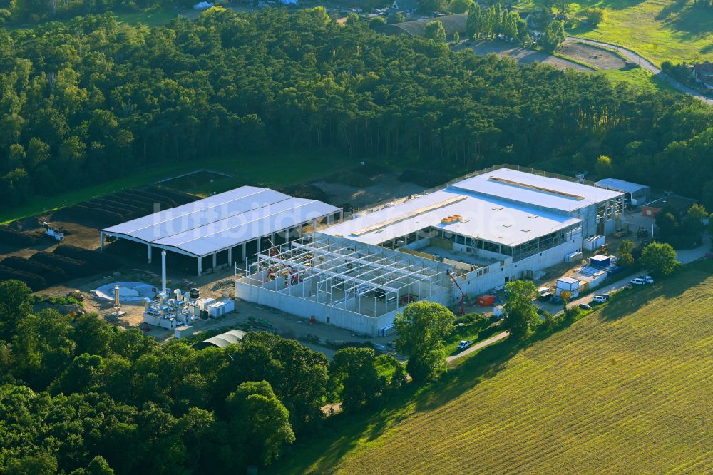 Mehrow aus der Vogelperspektive: Erweiterungs - Neubau - Baustelle auf dem Werksgelände der RETERRA Service GmbH Kompostwerk Trappenfelde in Mehrow im Bundesland Brandenburg, Deutschland