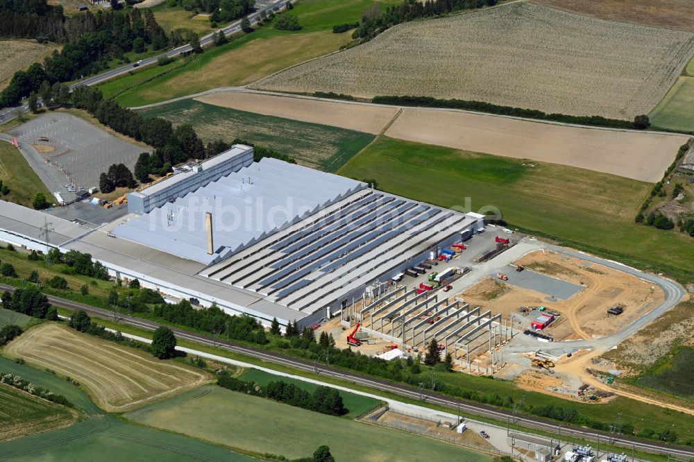 Luftaufnahme Hof - Erweiterungs - Neubau - Baustelle auf dem Werksgelände Viessmann Climate Solutions SE in Hof im Bundesland Bayern, Deutschland