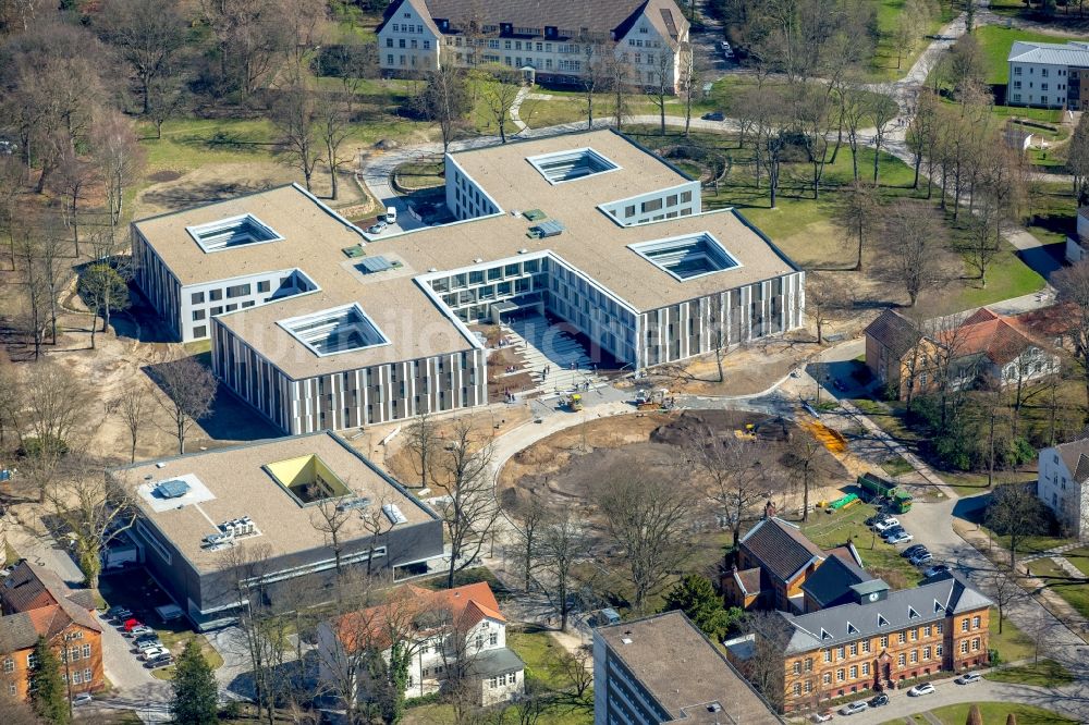 Dortmund von oben - Erweiterungs- Neubau auf dem Klinikgelände des Krankenhauses LWL-Klinik Dortmund für Psychiatrie, Psychotherapie und Psychosomatik im Ortsteil Aplerbeck in Dortmund im Bundesland Nordrhein-Westfalen