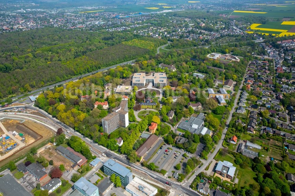 Dortmund von oben - Erweiterungs- Neubau auf dem Klinikgelände des Krankenhauses LWL-Klinik Dortmund für Psychiatrie, Psychotherapie und Psychosomatik im Ortsteil Aplerbeck in Dortmund im Bundesland Nordrhein-Westfalen