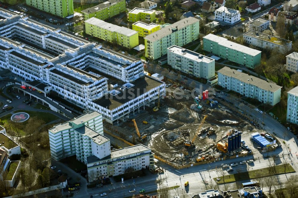 Berlin von oben - Erweiterungs- Neubau auf dem Klinikgelände des Krankenhauses Vivantes Klinikum Neukölln in Berlin, Deutschland