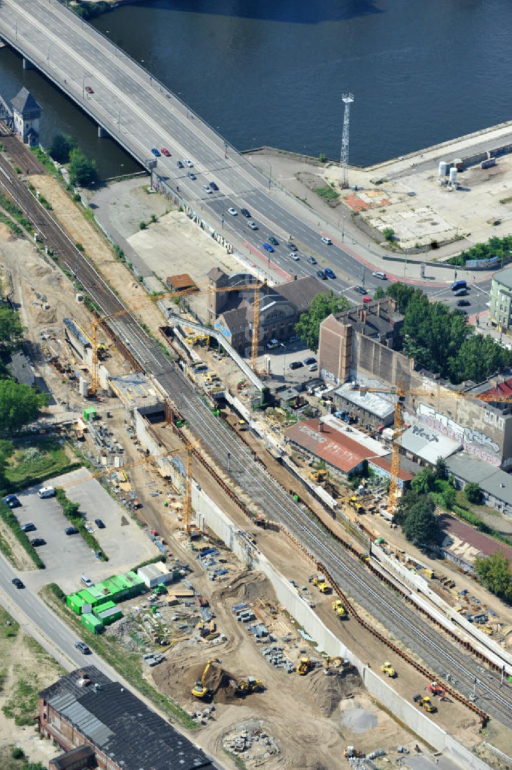 Berlin Friedrichshain von oben - Erweiterungs- und Umbauarbeiten am S- Bahnviadukt Kynaststraße / Alt Stralau in Berlin - Friedrtichshain