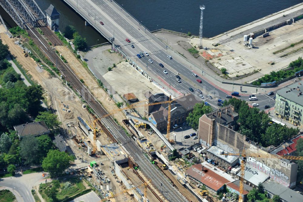 Berlin Friedrichshain aus der Vogelperspektive: Erweiterungs- und Umbauarbeiten am S- Bahnviadukt Kynaststraße / Alt Stralau in Berlin - Friedrtichshain