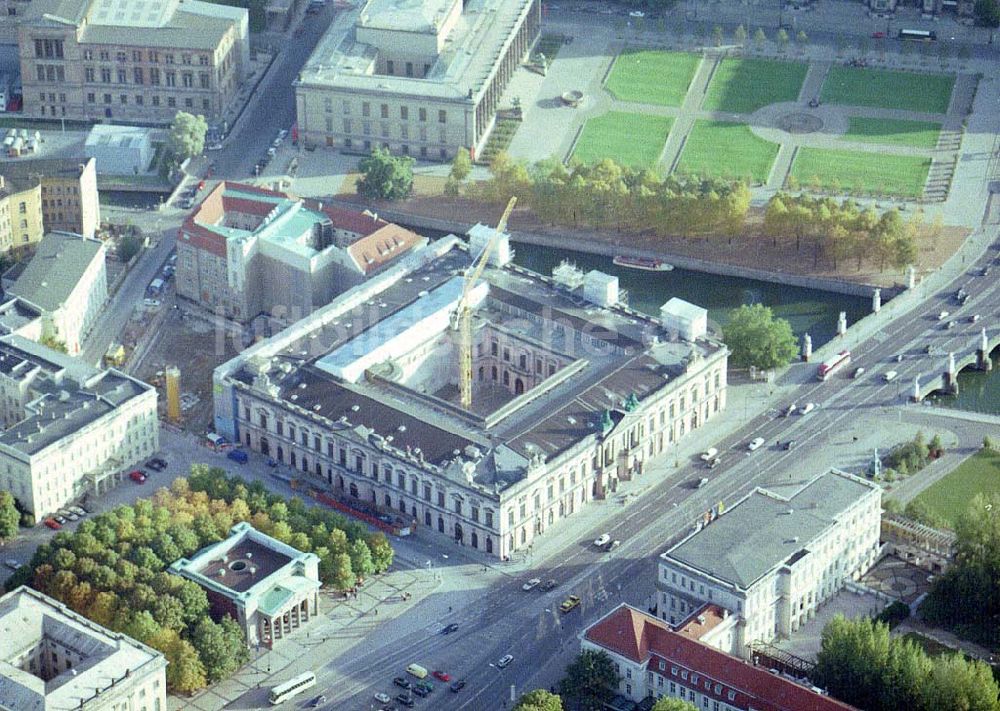 Luftaufnahme Berlin - Erweiterungs- und Umbauarbeiten am Deutschen Historischen Museum (Zeughaus) Unter den Linden in Berlin - Mitte.