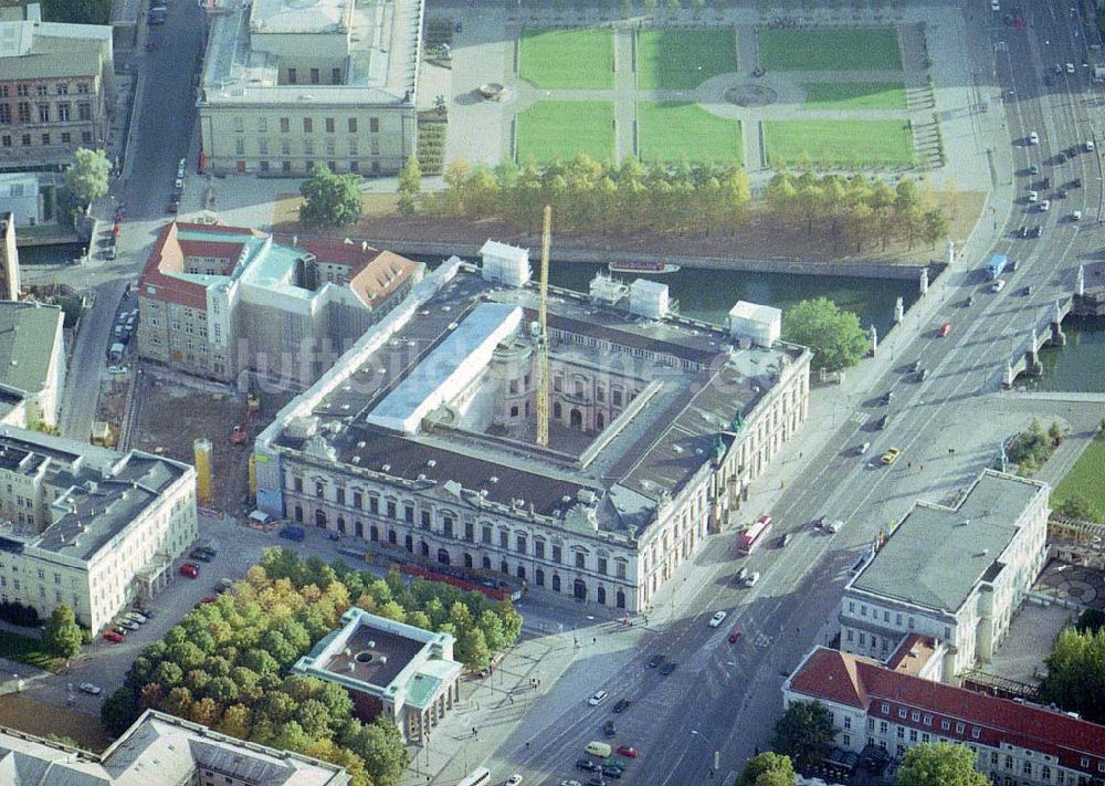 Berlin von oben - Erweiterungs- und Umbauarbeiten am Deutschen Historischen Museum (Zeughaus) Unter den Linden in Berlin - Mitte.