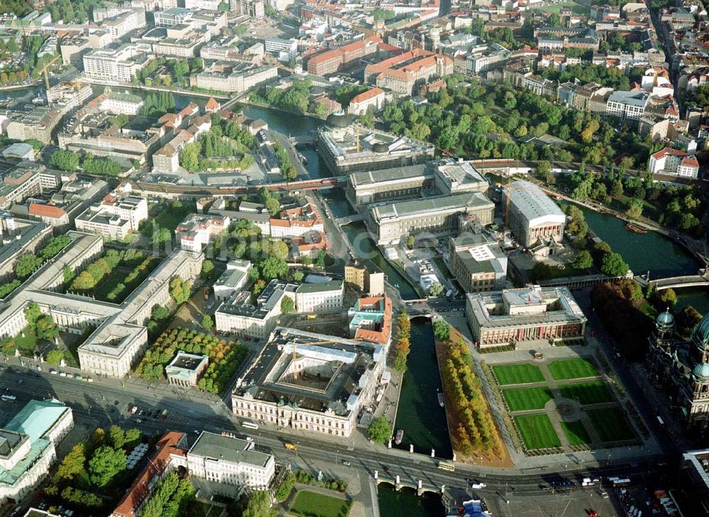 Berlin aus der Vogelperspektive: Erweiterungs- und Umbauarbeiten am Deutschen Historischen Museum (Zeughaus) Unter den Linden und neugestalteter Lustgarten am Dom in Berlin - Mitte