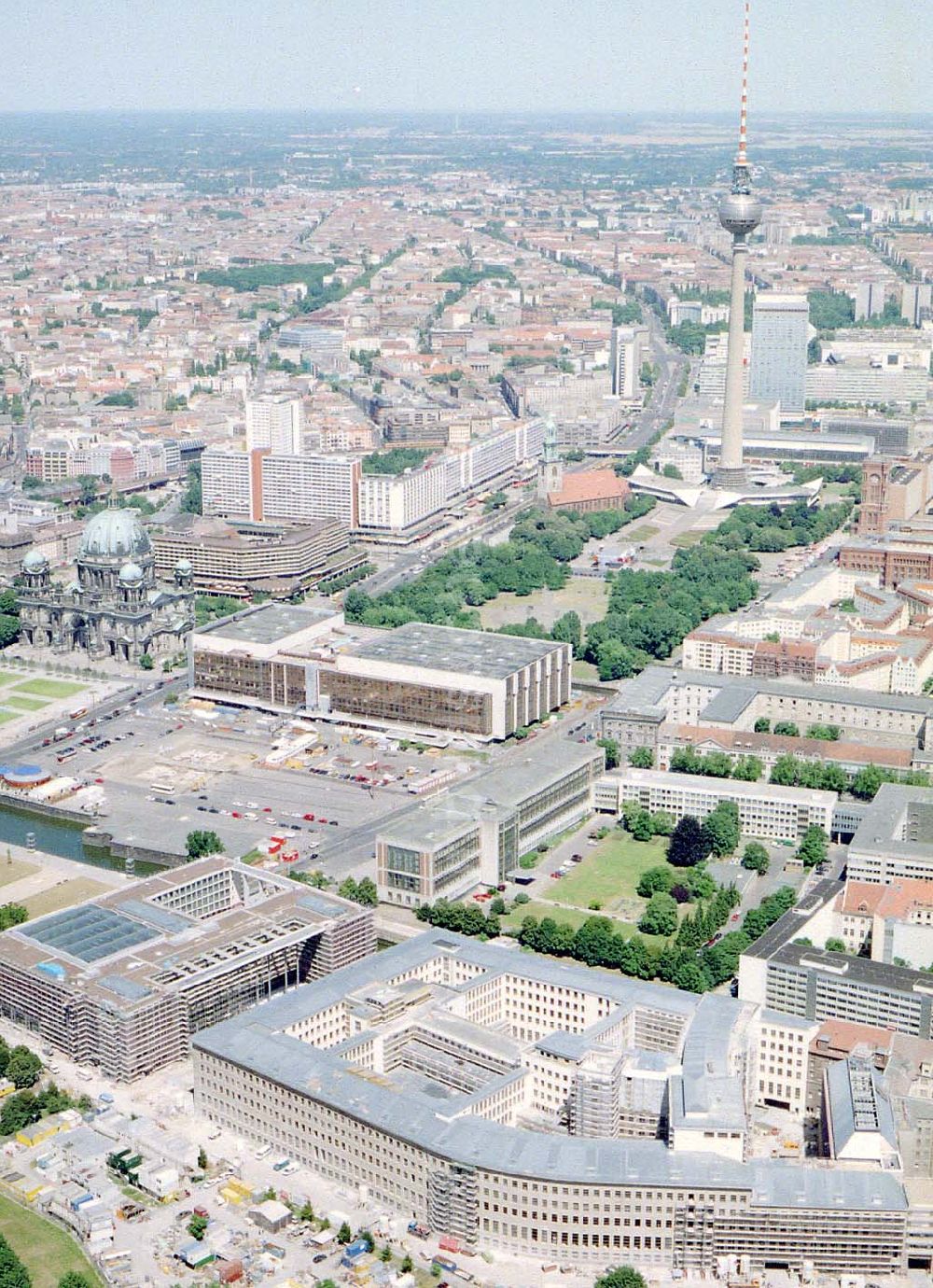 Luftaufnahme Berlin - Erweiterungsbau des Außenministeriums am ehem. ZK in Berlin-Mitte.