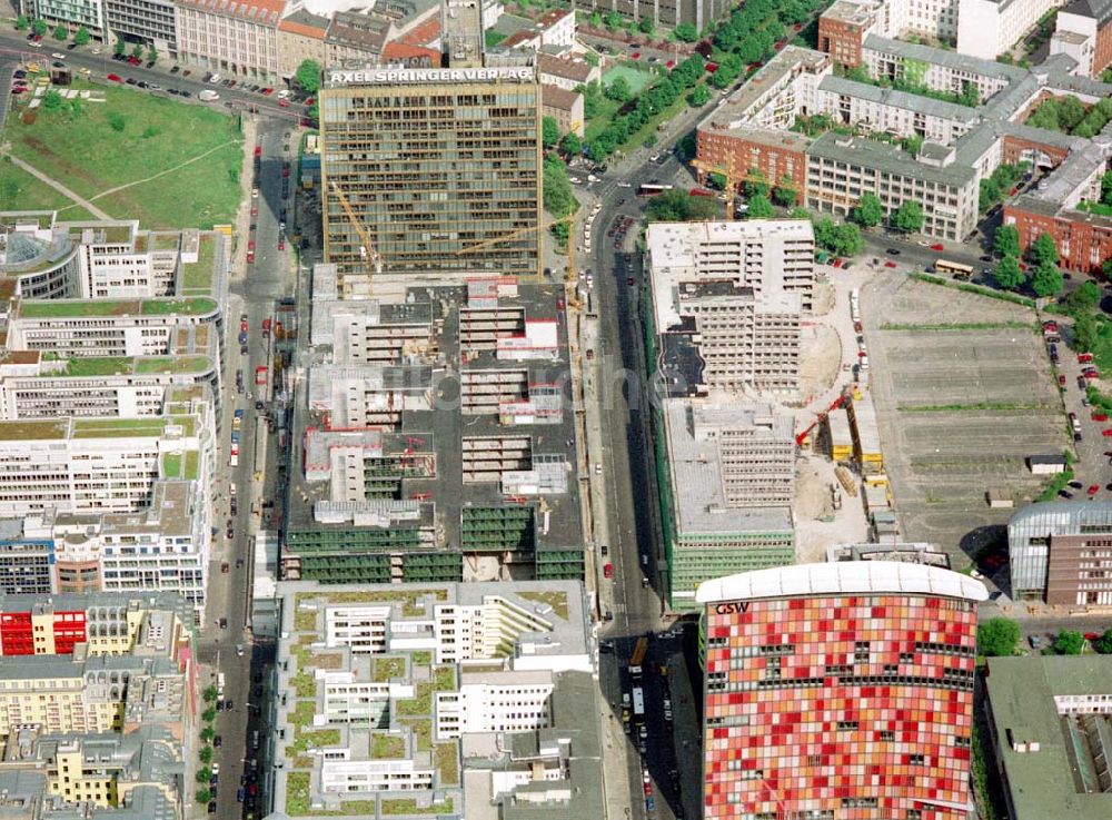 Berlin aus der Vogelperspektive: Erweiterungsbau des AXEL - SPRINGER - VERLAGES an der Axel-Springer - Straße in Berlin - Kreuzberg 16.Mai 2002