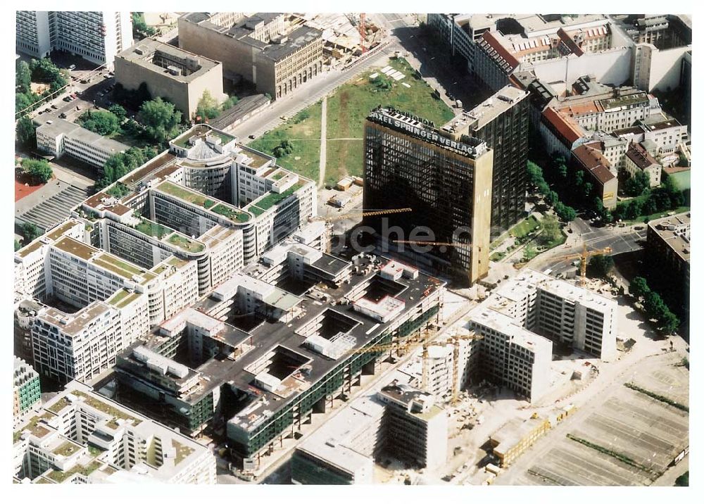 Luftaufnahme Berlin - Erweiterungsbau des AXEL - SPRINGER - VERLAGES an der Axel-Springer - Straße in Berlin - Kreuzberg 16.Mai 2002