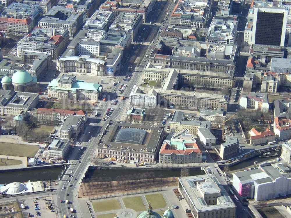 Berlin von oben - Erweiterungsbau am Deutschen Historischen Museum in Berlin-Mitte / Unter den Linden. 13.03.03