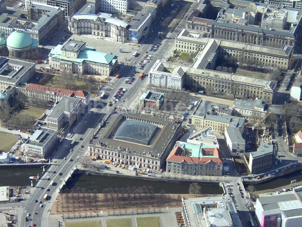 Berlin aus der Vogelperspektive: Erweiterungsbau am Deutschen Historischen Museum in Berlin-Mitte / Unter den Linden. 13.03.03