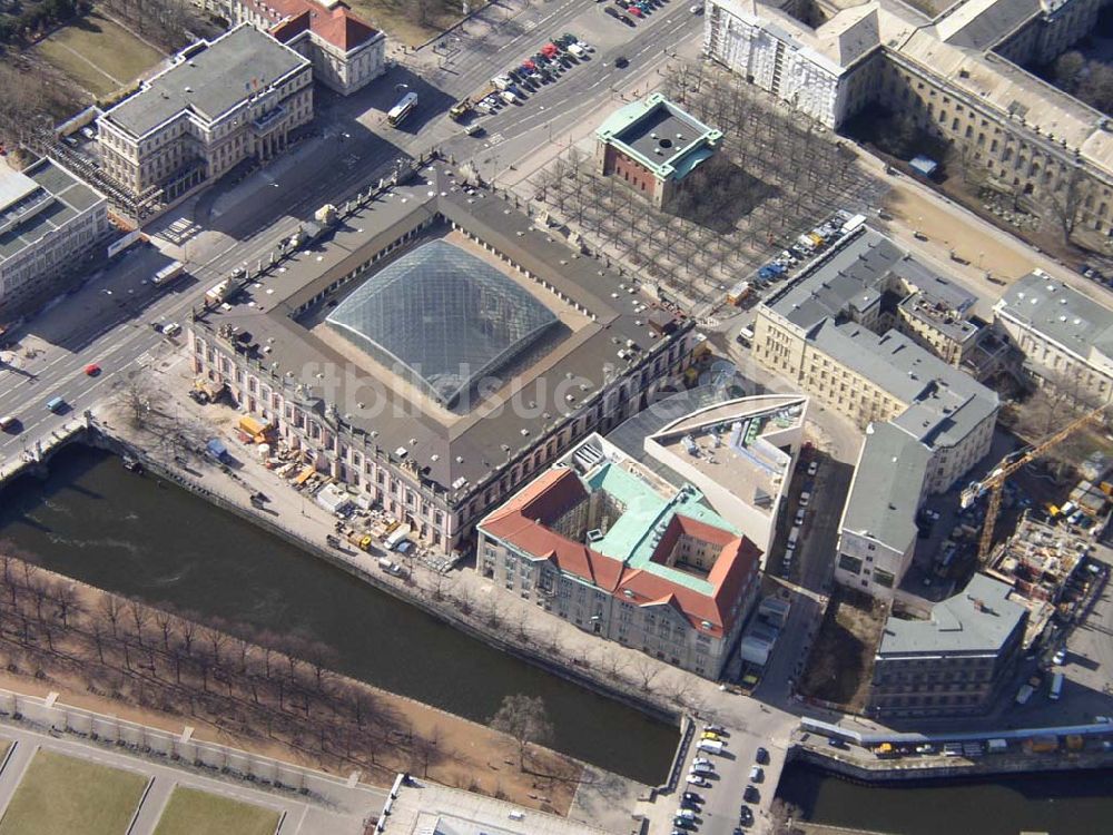 Luftbild Berlin - Erweiterungsbau am Deutschen Historischen Museum in Berlin-Mitte / Unter den Linden. 13.03.03