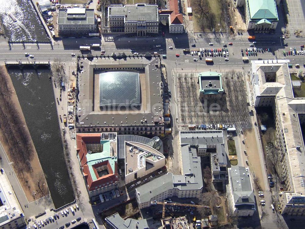 Luftaufnahme Berlin - Erweiterungsbau am Deutschen Historischen Museum in Berlin-Mitte / Unter den Linden. 13.03.03