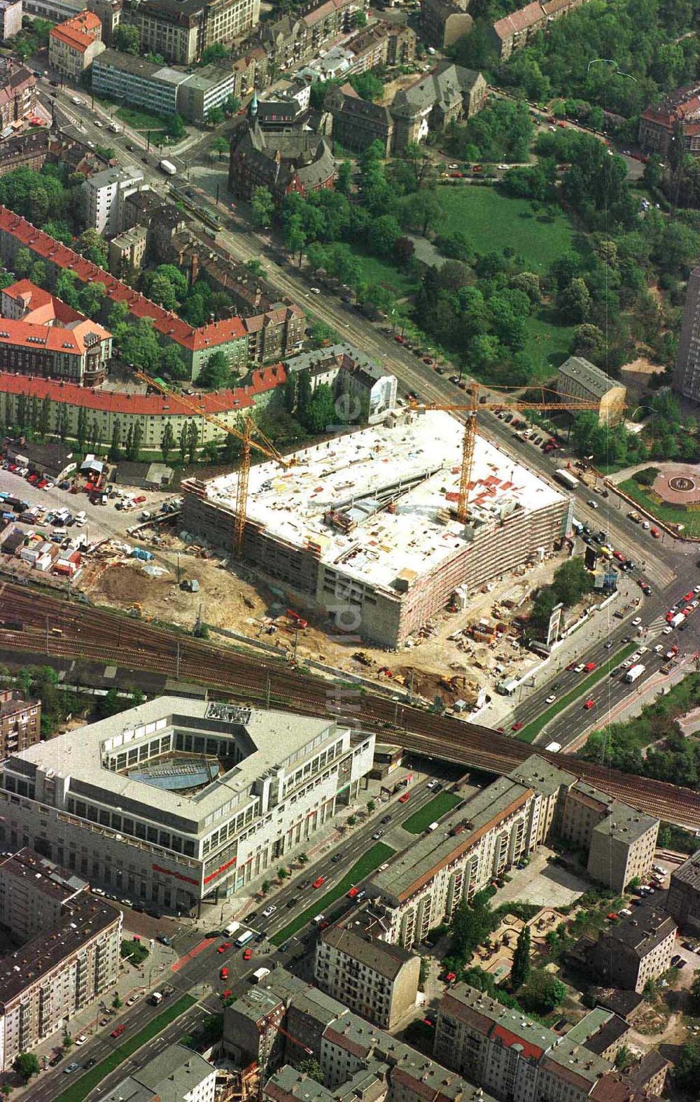 Berlin-Friedrichshain von oben - Erweiterungsbau des Einkaufszentrums Ringscenter am S-Bhf. Frankfurter Allee