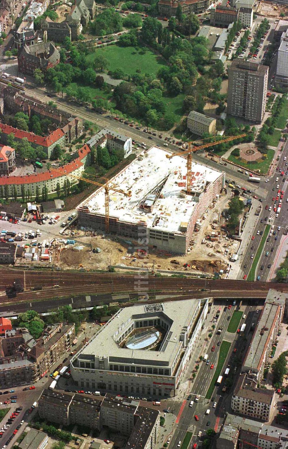 Berlin-Friedrichshain aus der Vogelperspektive: Erweiterungsbau des Einkaufszentrums Ringscenter am S-Bhf. Frankfurter Allee