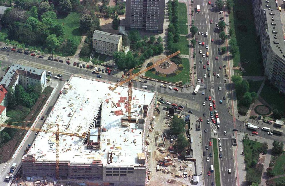 Luftbild Berlin-Friedrichshain - Erweiterungsbau des Einkaufszentrums Ringscenter am S-Bhf. Frankfurter Allee