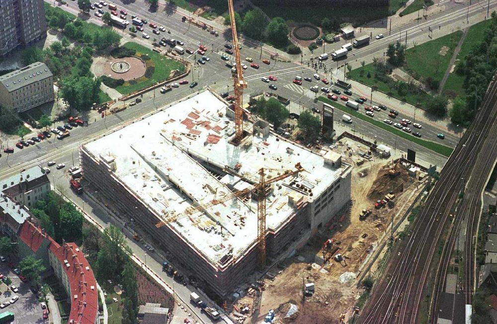 Berlin-Friedrichshain von oben - Erweiterungsbau des Einkaufszentrums Ringscenter am S-Bhf. Frankfurter Allee