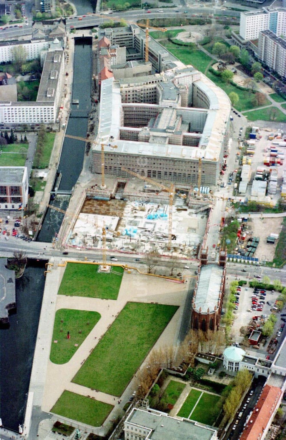 Berlin aus der Vogelperspektive: Erweiterungsbau am Gebäude des ehem. ZK für das künftige Auswärtige Amt.