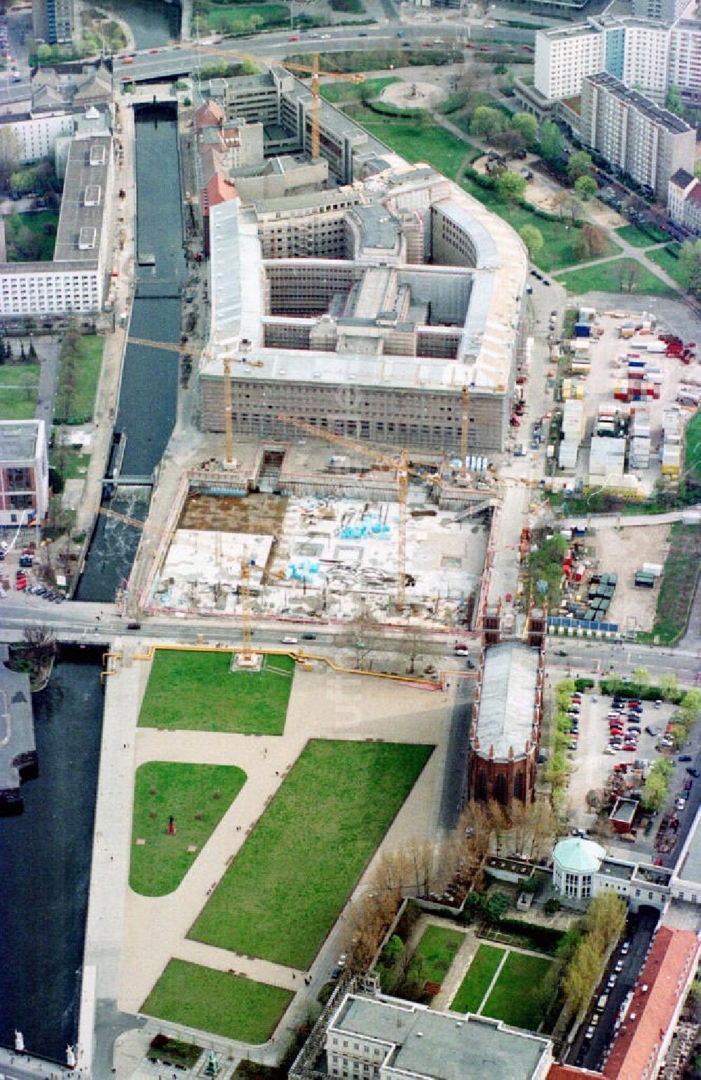 Luftbild Berlin - Erweiterungsbau am Gebäude des ehem. ZK für das künftige Auswärtige Amt.