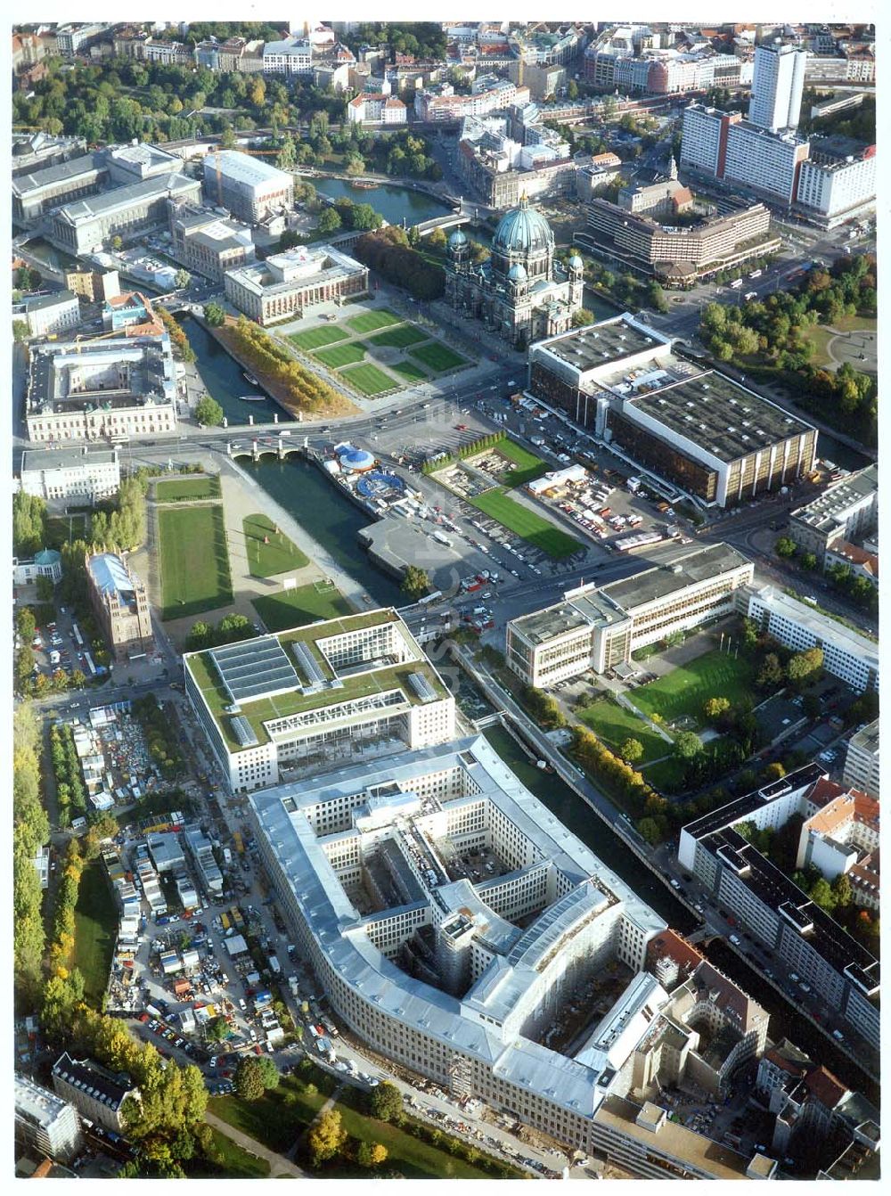 Luftaufnahme Berlin - Erweiterungsbau am Gebäude des ehem. ZK der SED / RB zum jetzigen Außenministerium in Berlin - Mitte.