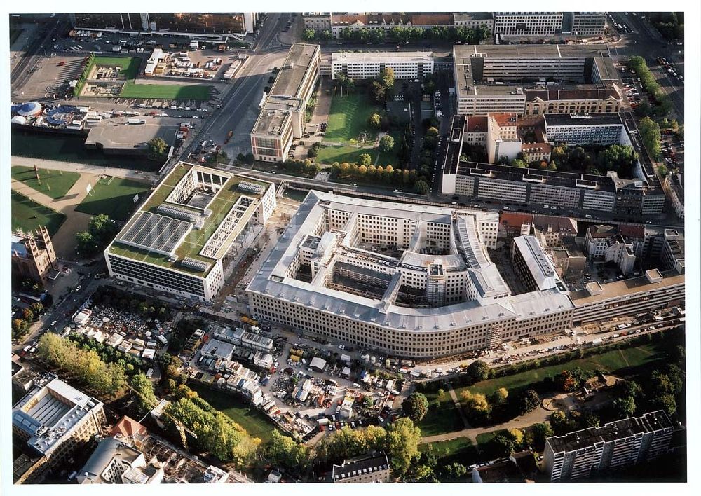 Berlin von oben - Erweiterungsbau am Gebäude des ehem. ZK der SED / RB zum jetzigen Außenministerium in Berlin - Mitte.