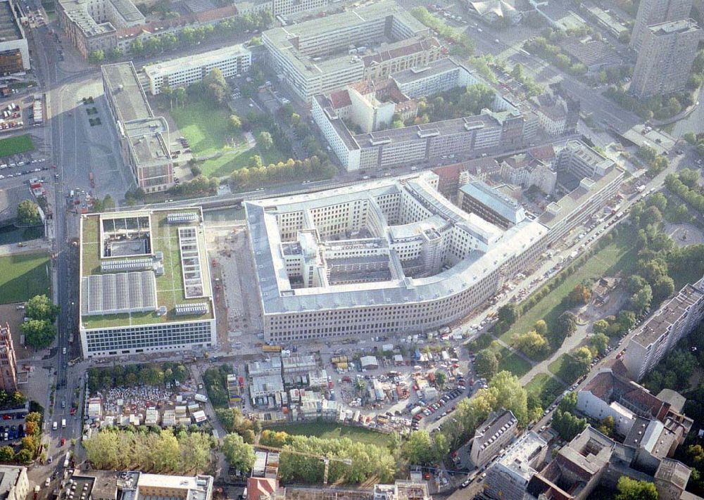 Berlin aus der Vogelperspektive: Erweiterungsbau am Gebäude des ehem. ZK der SED / RB zum jetzigen Außenministerium in Berlin - Mitte.